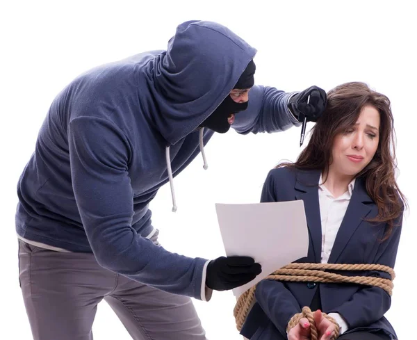 Amokläufer zwingt isolierte Frau auf die Straße — Stockfoto