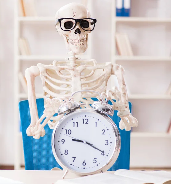 Homem de negócios esqueleto trabalhando no escritório — Fotografia de Stock