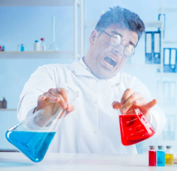 Grappige gekke chemicus die in een laboratorium werkt — Stockfoto