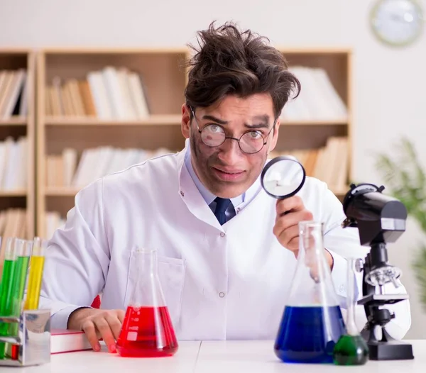 Gekke gekke wetenschapper dokter doet experimenten in een laboratorium — Stockfoto