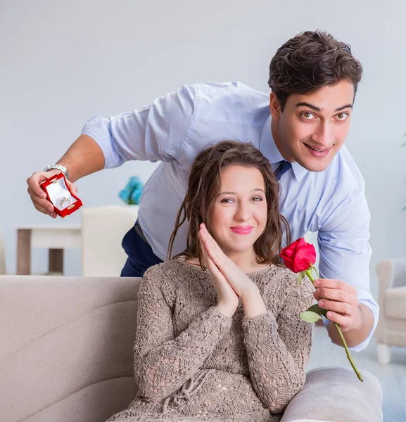 Concepto romántico con el hombre haciendo propuesta de matrimonio — Foto de Stock