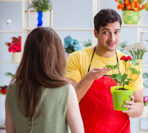 Fleuriste vendant des fleurs dans un magasin de fleurs — Photo