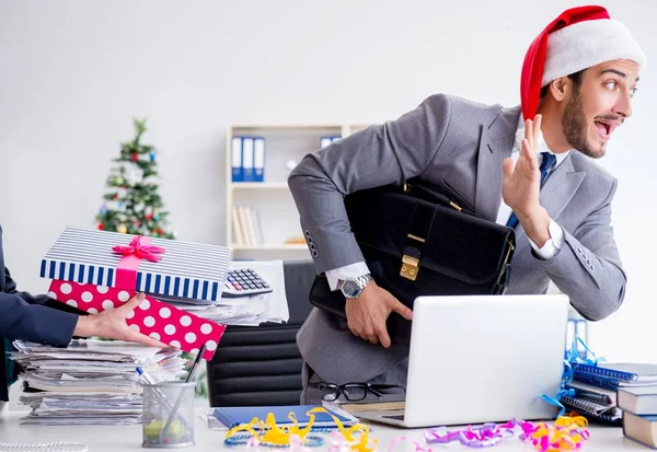 Jungunternehmer feiert Weihnachten im Büro — Stockfoto