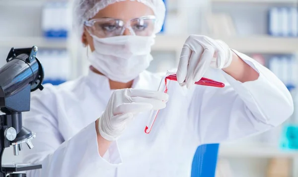 Investigadora científica que realiza un experimento en un labora —  Fotos de Stock