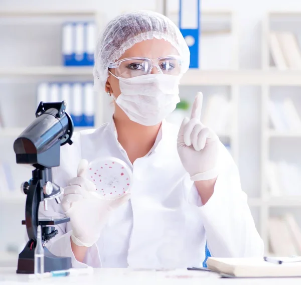 Vrouwelijke wetenschapper onderzoeker voert een experiment uit in een laboratorium — Stockfoto