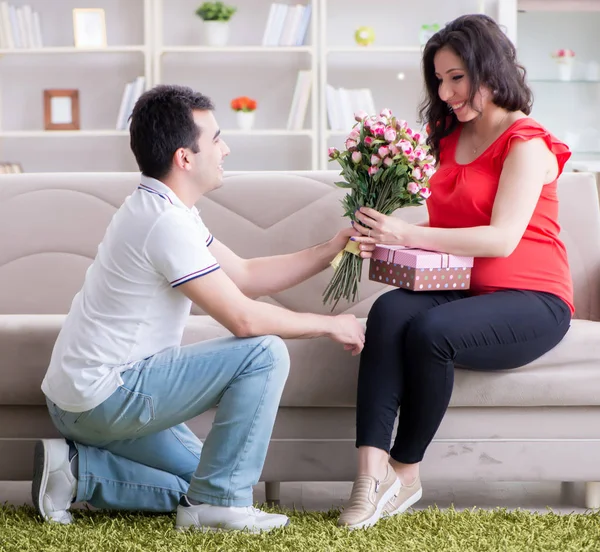 Jong stel familie verwacht een baby — Stockfoto