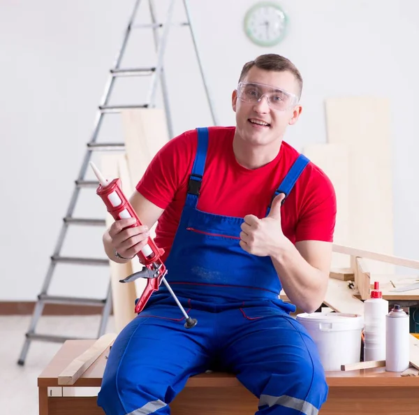 Contractor working in the workshop — Stock Photo, Image