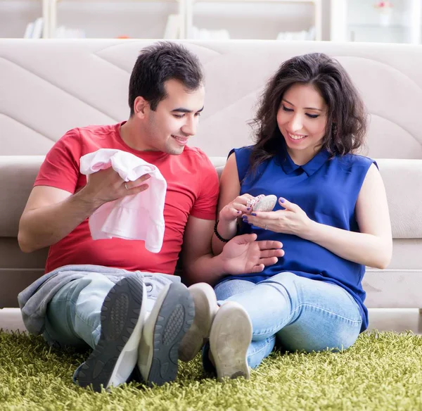 Família jovem casal esperando um bebê — Fotografia de Stock