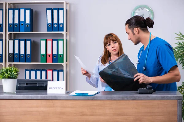 Two doctors working at the reception in the hospital — Stock Photo, Image