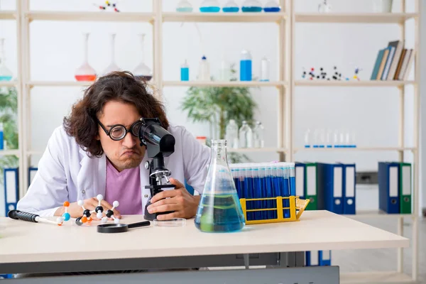 Legrační mužský chemik pracující v laboratoři — Stock fotografie