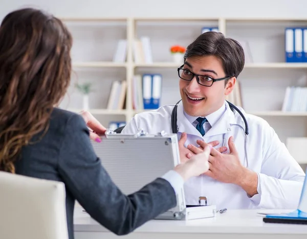 Sağlık sigortası dolandırıcılığı konseptinde genç doktor — Stok fotoğraf