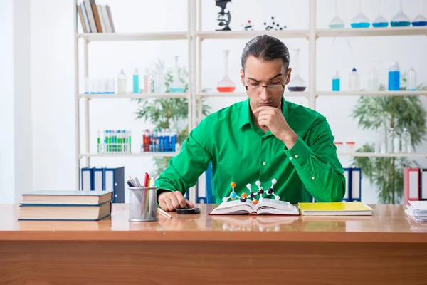 Chemistry student studying for exams — Stock Photo, Image