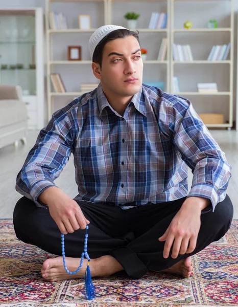 Joven musulmán rezando en casa — Foto de Stock