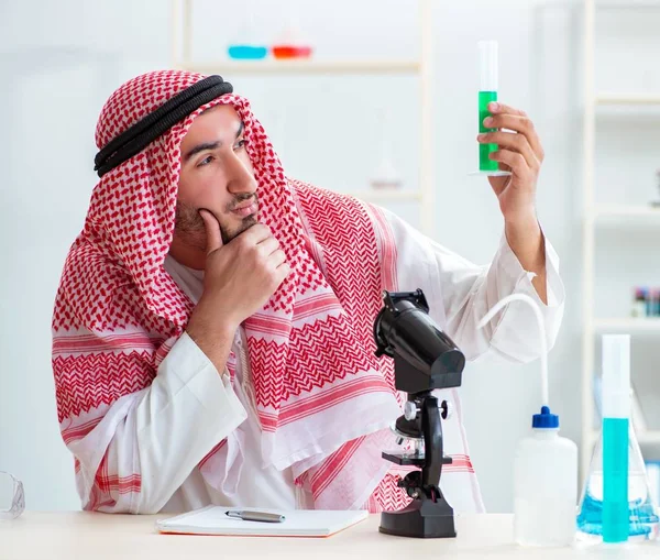 Químico árabe trabalhando no escritório do laboratório — Fotografia de Stock