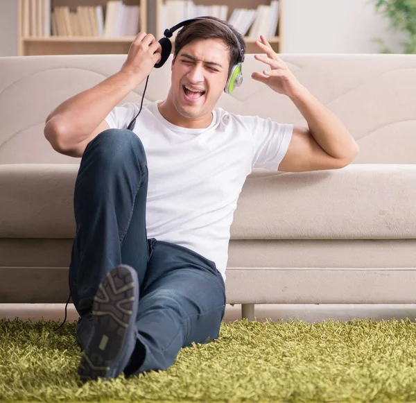 Ember zenét hallgat otthon. — Stock Fotó