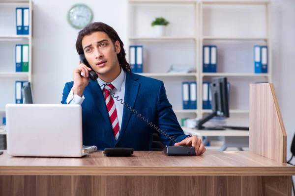 Jeune homme d'affaires travaillant dans le bureau — Photo