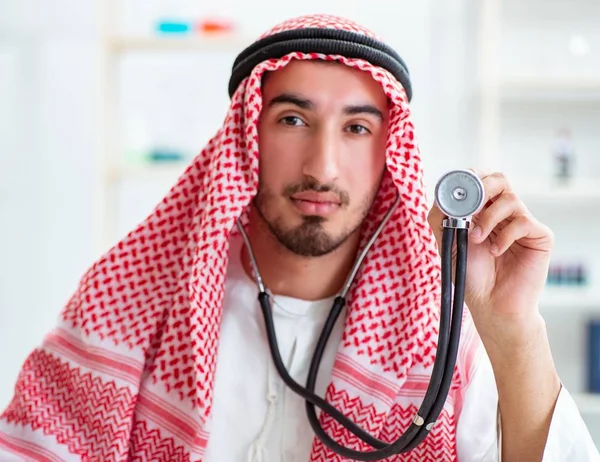 Árabe saudi médico com estetoscópio no hospital — Fotografia de Stock