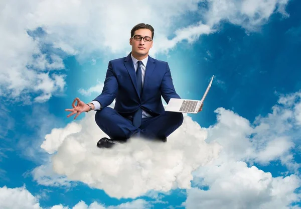 Geschäftsmann arbeitet am Laptop in den Himmel — Stockfoto