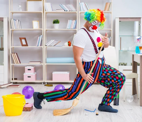 Śmieszny klaun sprząta w domu. — Zdjęcie stockowe