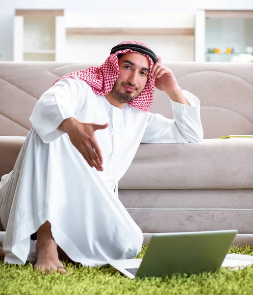 Uomo arabo che lavora a casa sul suo lavoro — Foto Stock