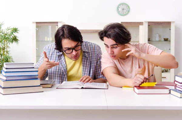 Dos estudiantes varones preparándose para los exámenes en casa — Foto de Stock