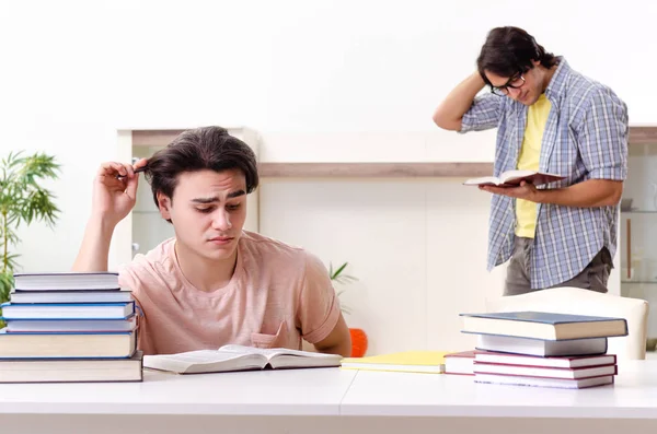 Evde sınava hazırlanan iki erkek öğrenci. — Stok fotoğraf