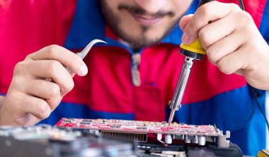 Bilgisayar dizüstü bilgisayarının tamirinde çalışan tamirci.