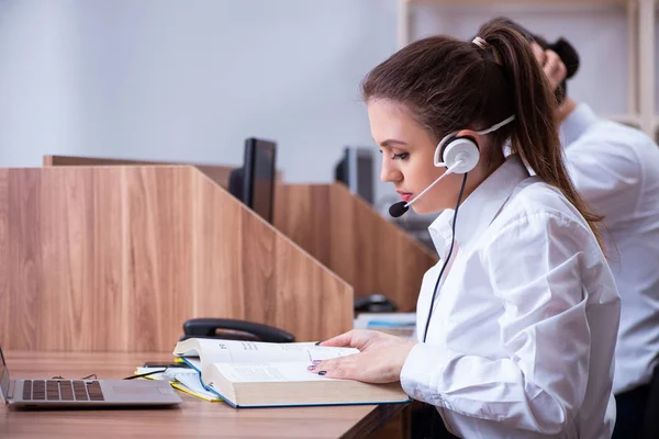 Operatori di call center che lavorano in ufficio — Foto Stock