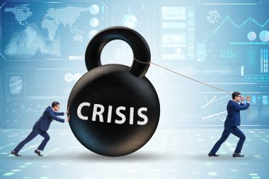 Kriz konseptinde iş adamı kettlebell çekiyor