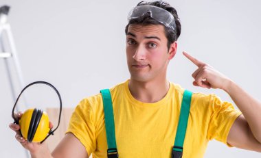 Gürültü kesme başlığını gösteren işçiler