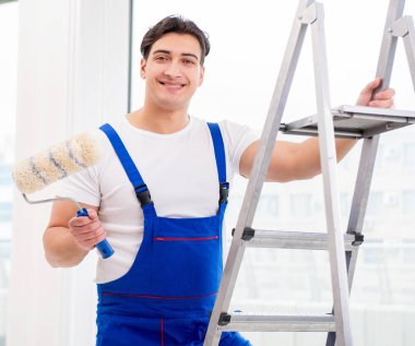 İnşaat alanında çalışan boyacı.