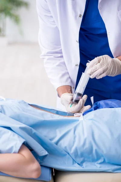 Female patient getting an injection in the clinic — Stock Photo, Image