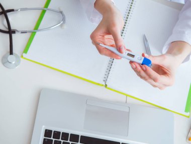 Doktor el ele tutuşan ısı termometresi