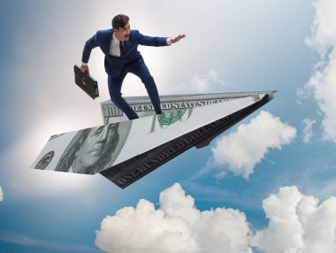 Ticari konseptte kağıt uçakla uçan bir iş adamı