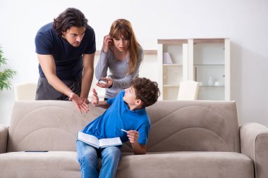 Genç bir çocuk ve ailesiyle sigara içme kavramı