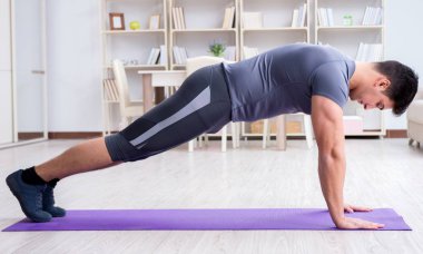 Genç adam spor ve sağlıklı yaşam tarzı dolandırıcılığı yapıyor.