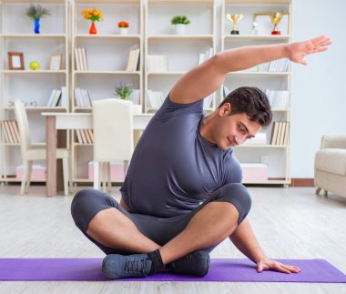 Genç adam spor ve sağlıklı yaşam tarzı dolandırıcılığı yapıyor.