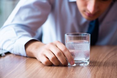 Hasta erkek çalışan ofiste acı çekiyor.