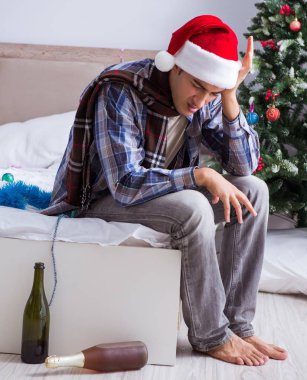 Adam noel partisinden sonra akşamdan kalma.