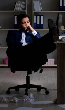 Ofiste fazla mesai saat sonra uyku ve yorgun işadamı