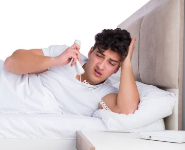 Yatakta uykusuzluk çeken bir adam.