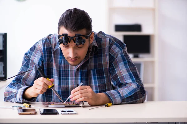 Ung stilig tekniker reparera mobiltelefon — Stockfoto