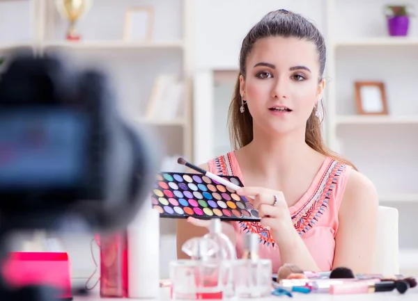 Beauty fashion blogger recording video for blog — Stock Photo, Image