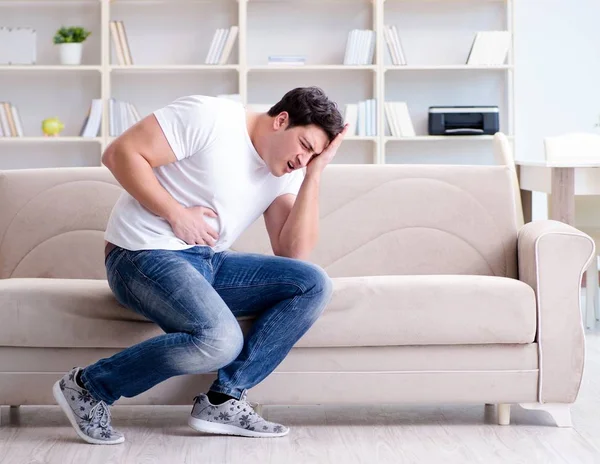 Uomo che soffre di stomaco malato e vomito — Foto Stock