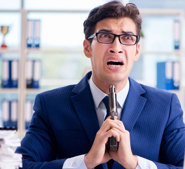 Uomo d'affari stressato pensando al suicidio a causa di un lavoro eccessivolo — Foto Stock