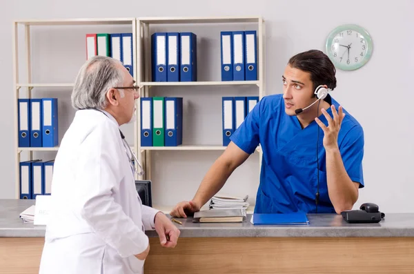 Dois médicos conversando na recepção no hospital — Fotografia de Stock