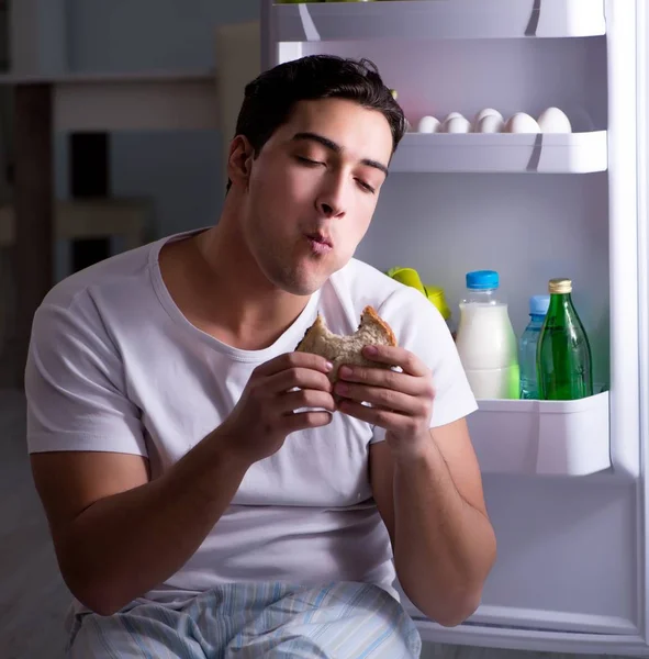 밤에 냉장고에서 밥먹는 남자 — 스톡 사진