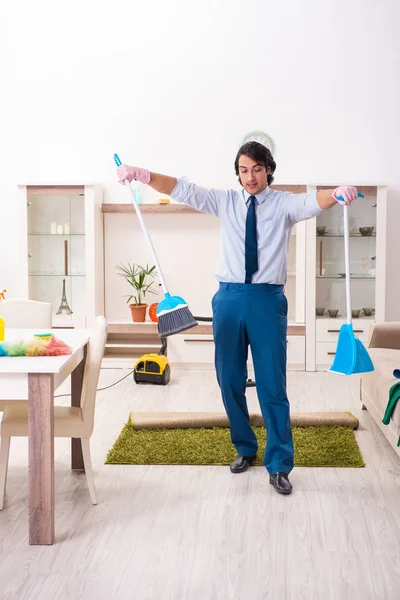 Молодий бізнесмен прибирає будинок — стокове фото