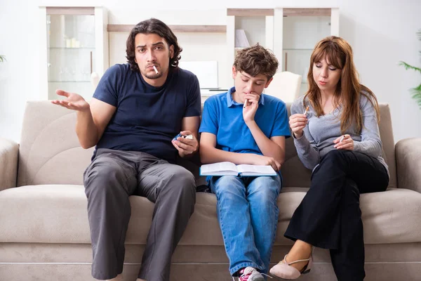 Concepto de fumador menor de edad con niño y familia —  Fotos de Stock