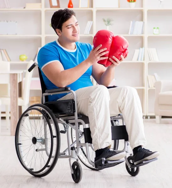 Boxer incapacitado em cadeira de rodas se recuperando de lesão — Fotografia de Stock